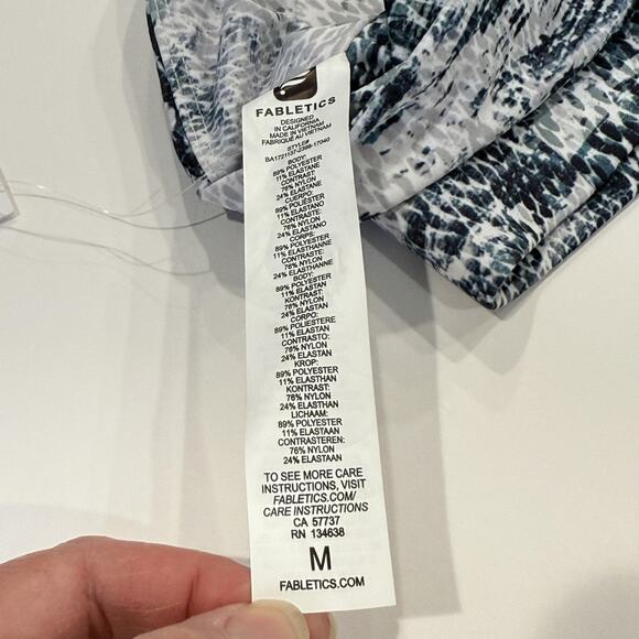 Fabletics Kenzie Sports Bra Womens Medium Snake Print Peek-A-Boo Performance NWT - Picture 4 of 10